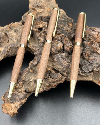 Takový drobnější projekt. 200ks propisek z ořechového dřeva se zlatými komponenty pro nejmenovaného zákazníka. Na měsíc...