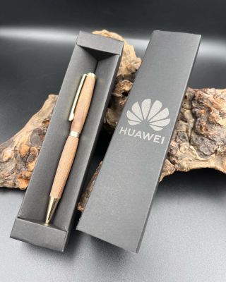 Zabaleno a předáno.🎉🎉🎉 200ks propisek z ořechového dřeva se zlatými komponenty a gravírovaným logem na krabičce...