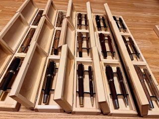 Ahoj!👋 Právě jsem dokončil 20 unikátních per s propiskou pro město Lázně Kynžvart. 🖋️ Každé pero s propiskou je zabaleno...