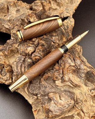 Když si vezmete do ruky luxusní dřevěné pero, cítíte historii, zručnost a kvalitu. Nejenže je to krásný a výjimečný...