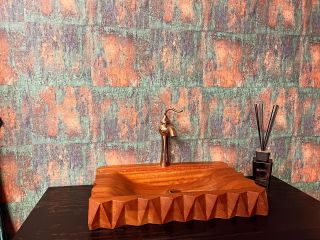 Kouzlo dřeva a pryskyřice v jednom ohromujícím kousku 🌳✨! Toto luxusní dřevěné umyvadlo zaujme na první pohled svým...